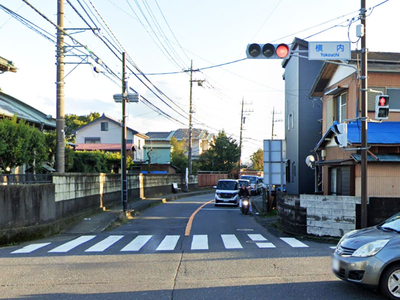 さくら通り、八幡第２歩道橋南を左折し横内交差点左折し県道44号から140m直進